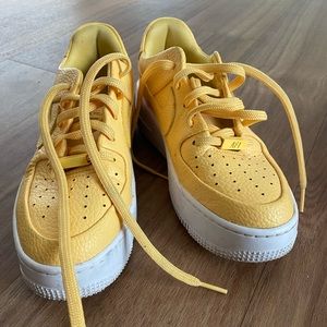 Yellow platform AF1’s